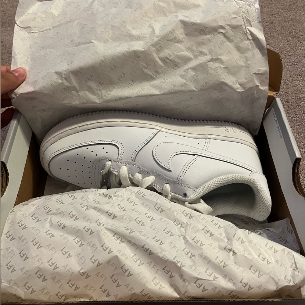 Air Force 1s White, Boys 6Y / Wmns 7.5